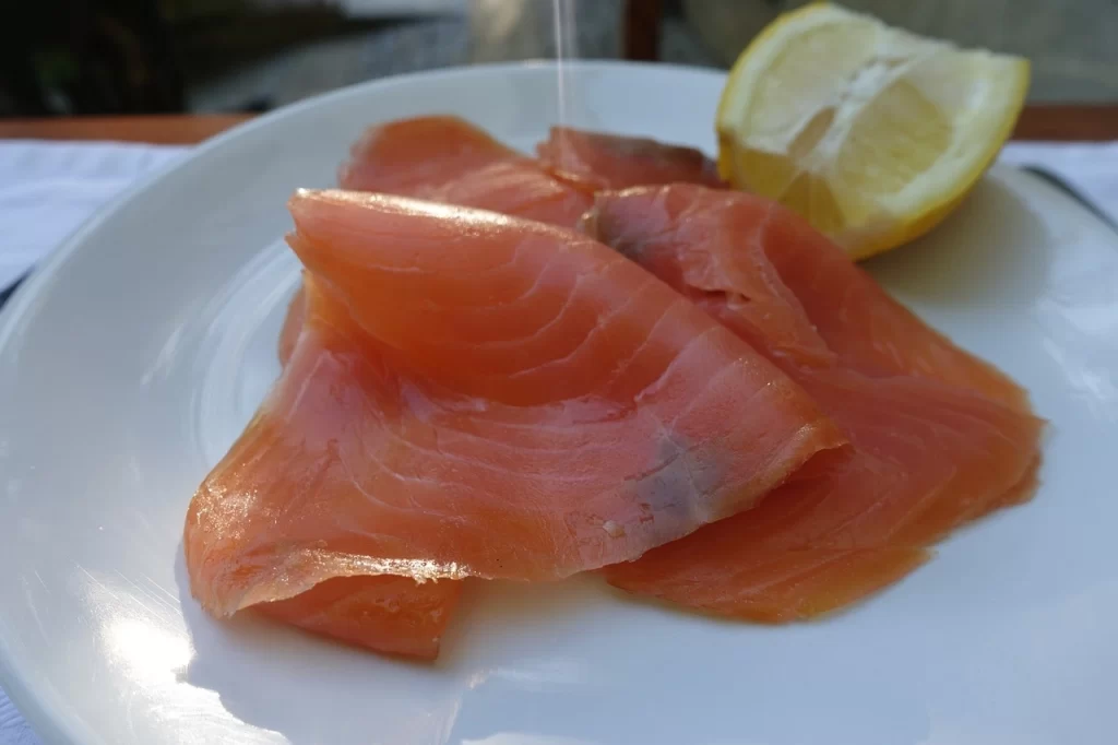Curiosidades-europeas-descubriendo-lo-inesperado-en-el-viejo-continente-salmon-ahumado